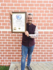 DSCN7880 - Pratik Bharat Palor, India, establece el récord mundial oficial de sesión individual en vivo más larga en YouTube, recitando obras literarias desde el mismo asiento